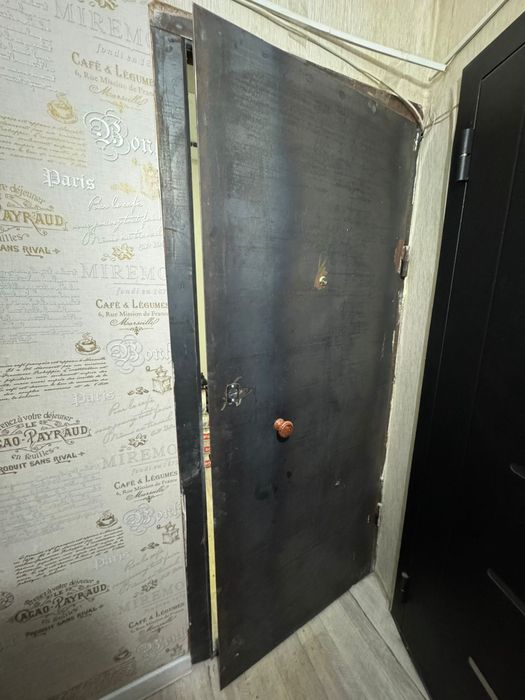 Входная железная дверь