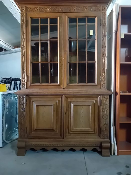 Vând  vitrine  și piese de mobilier