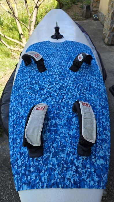 Placa windsurf 135 litri cu strapsuri si fina 36cm