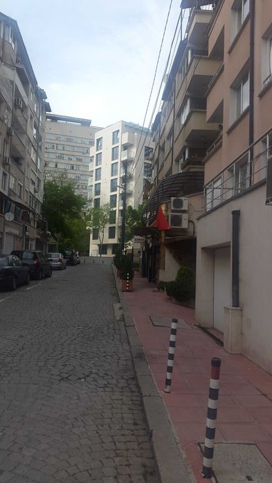 Давам под наем ъглово помещение на кота 0, 56 кв.м. с витрини на 2 улици-на ул. Адриана Будевска и ул. Орфано, близо до Майчин дом и Милениум център.