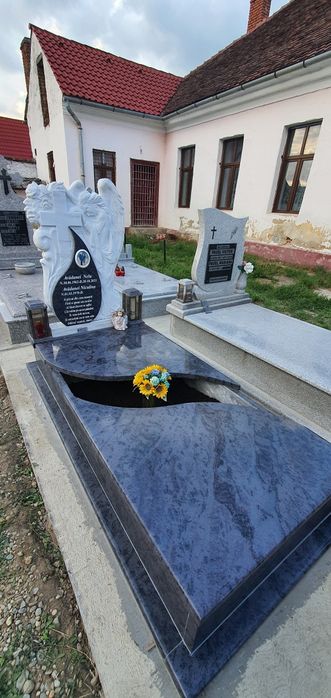 Monumente funerare din granit masiv, montaj cruci, accesorii.