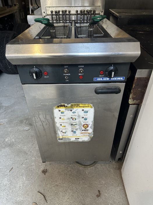 Оборудване за кухня: работни маси, машини и подаръци