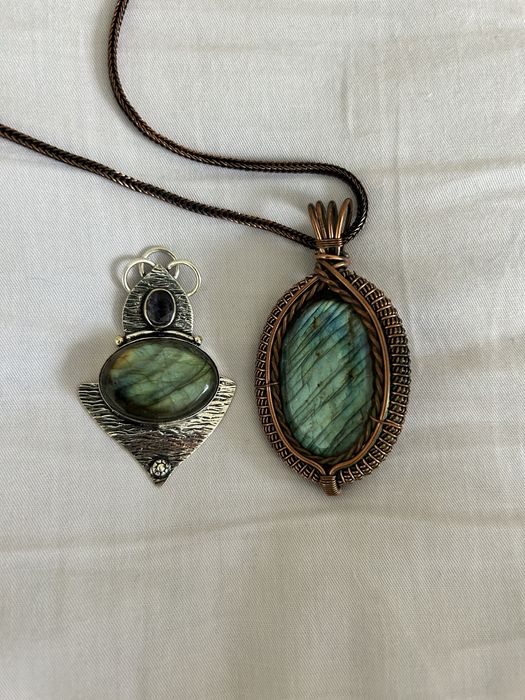 Лабрадоритовые кулоны в серебре