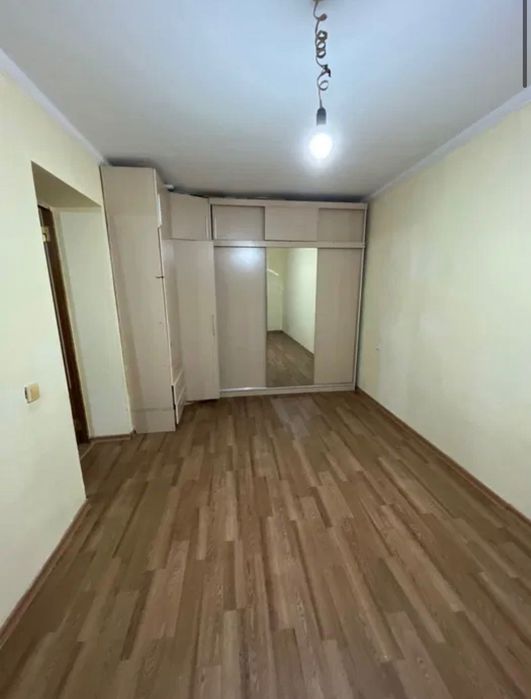 8 мкр-дан 3 бөлмелі үй сатылады.