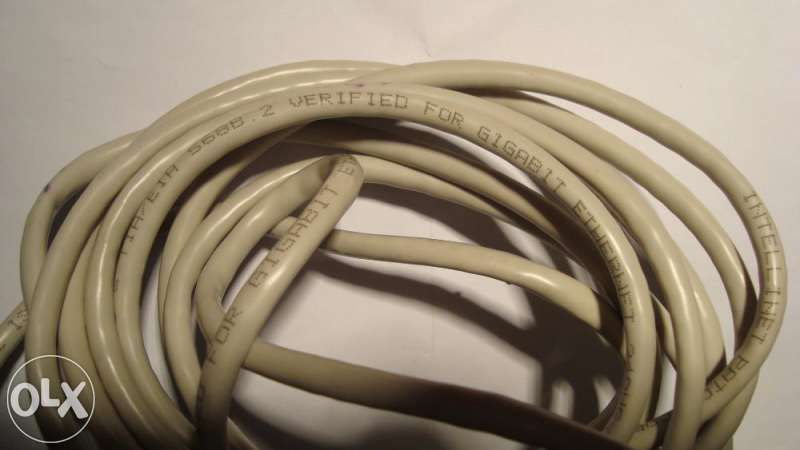 A/V, RGB, USB, захранващи и интернет кабели.