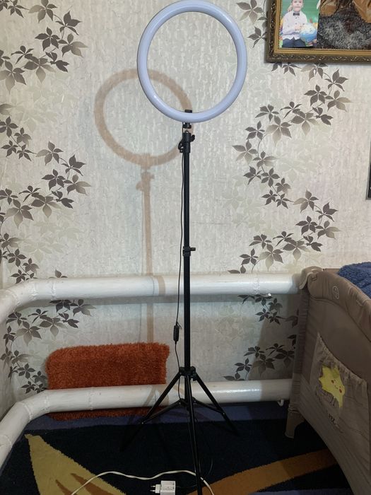 Продам лампу кольцевую цветная