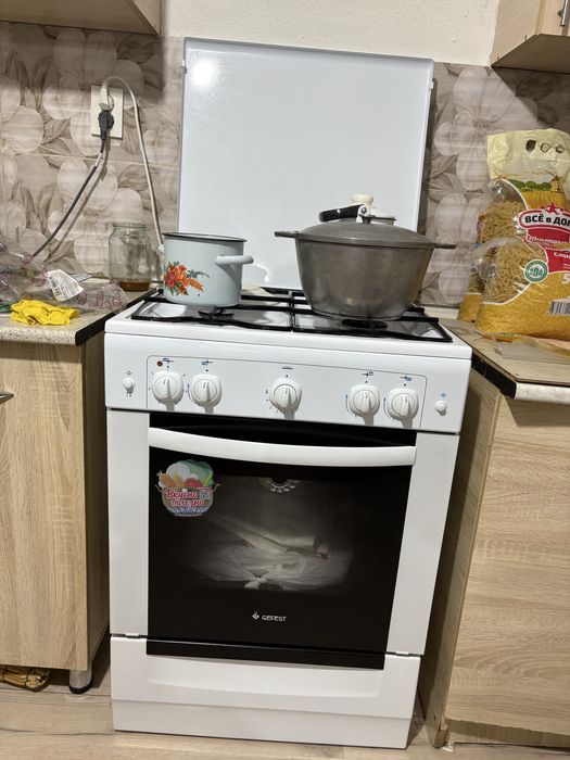 Продам газплиту gefest 4 комфорки одна электро