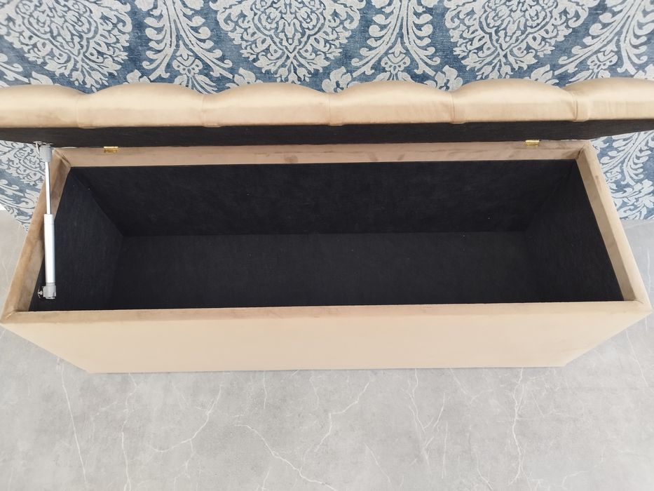 Vând bancheta Chesterfield din catifea crem auriu cu spatiu depozitar