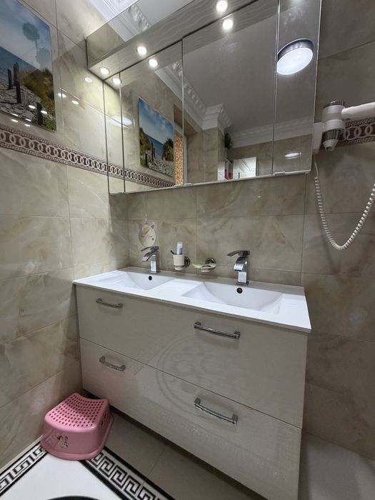 Vand mobilier baie cu oglinda ,chiuveta ,vas toaleta