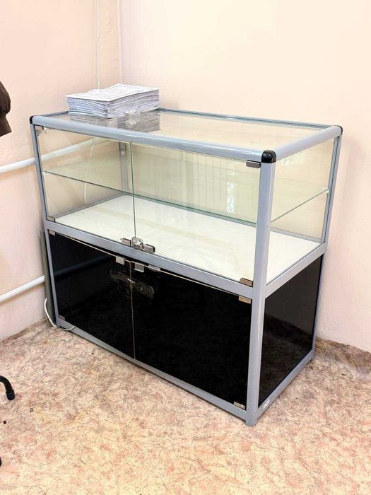 Продам стеклянную ветрину