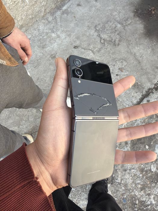 Galaxy Z flip4 srochno sotiladi