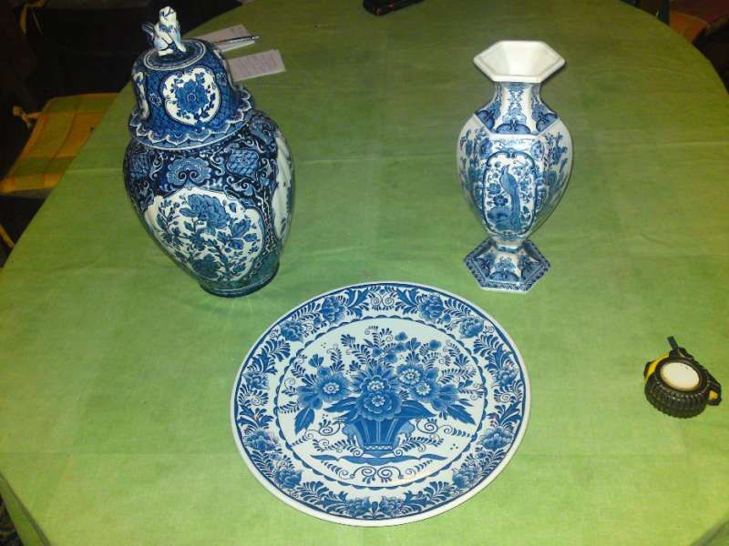 Продавам boch delft лот от две вази и чиния