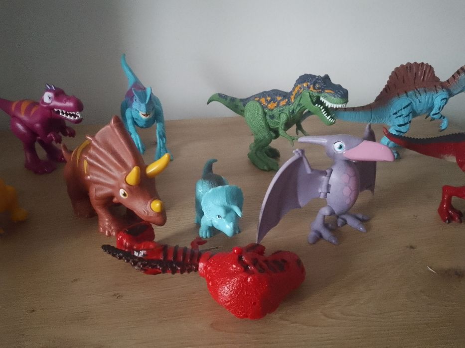 Vând lot jucării cu 12 dinozauri