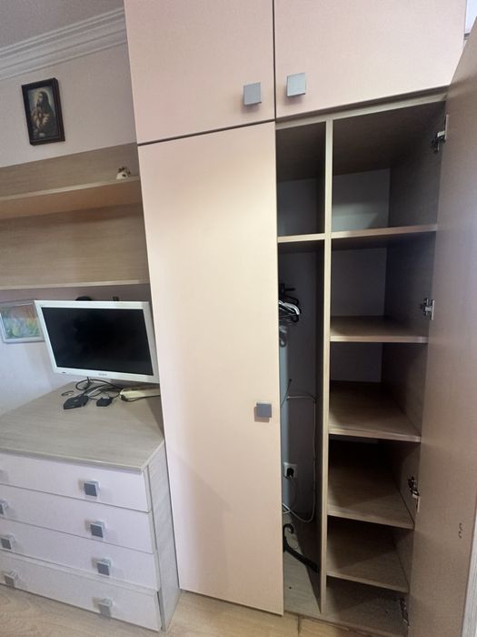 Продавам спален комплект в много добро състояние.