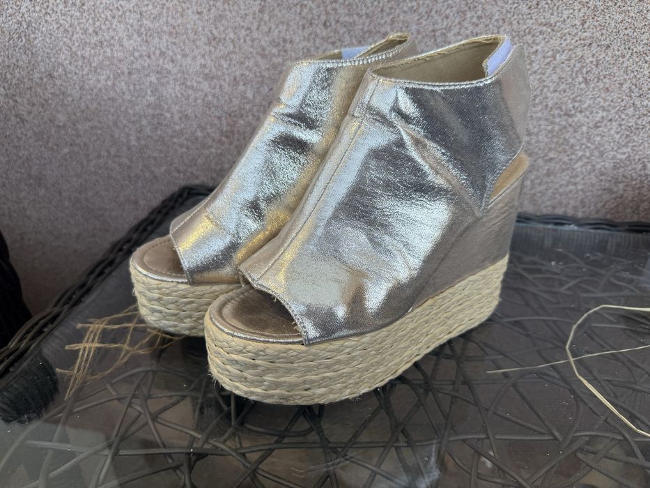 Златисти сандали на платформа