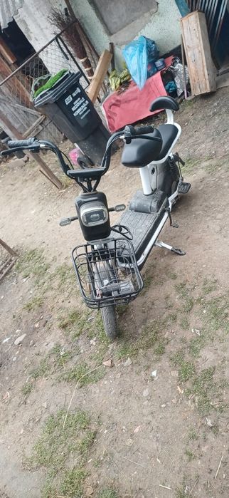 Vand bicigleta electrica ii pe baterie pen.mai multe detali in privat