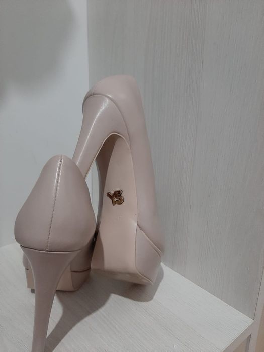 Каблуки белые кожаные