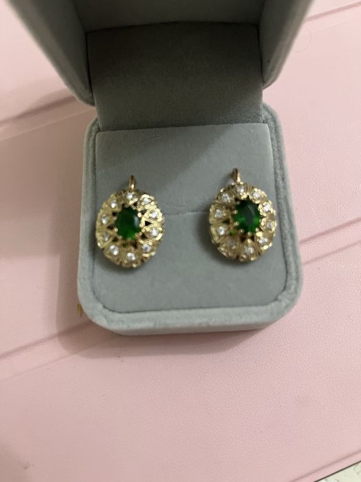 Продам серьги с изумрудом