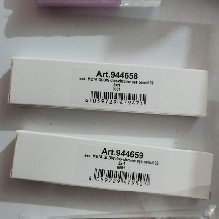 Vând lot produse cosmetice essence și catrice