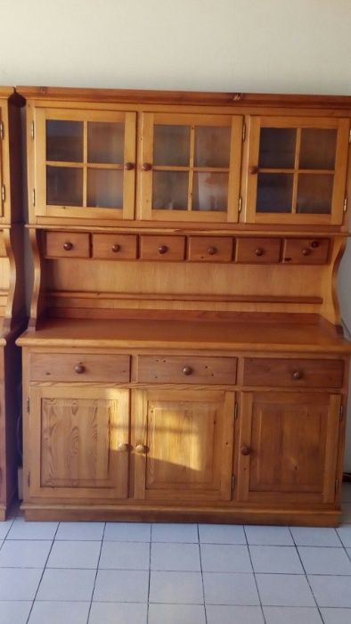 Комплект за трапезария (три шкафа, маса и шест стола)