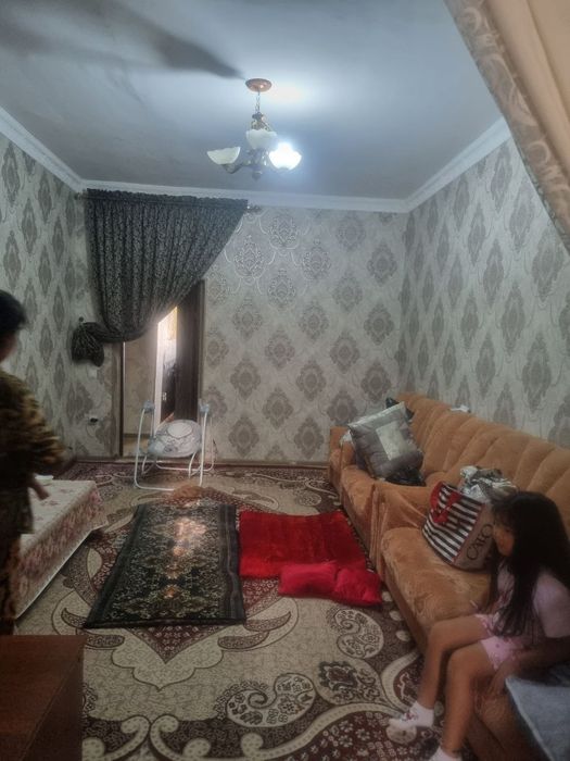 Срочно 2 хонали квартира сотилади.