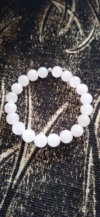 Гривни от естествени камъни с хаулит и розов кварц