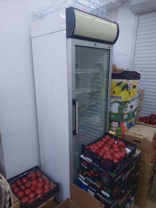 Холодильник на магазине