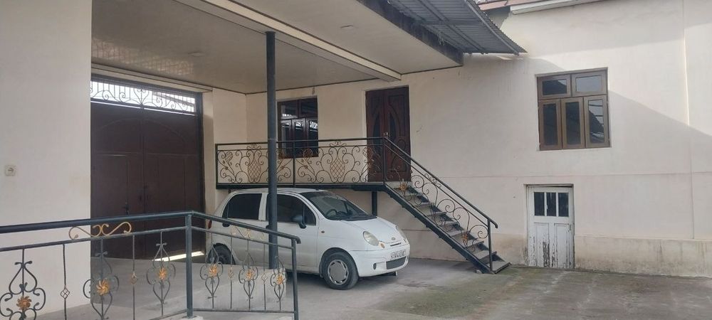 Hovli uy sotiladi