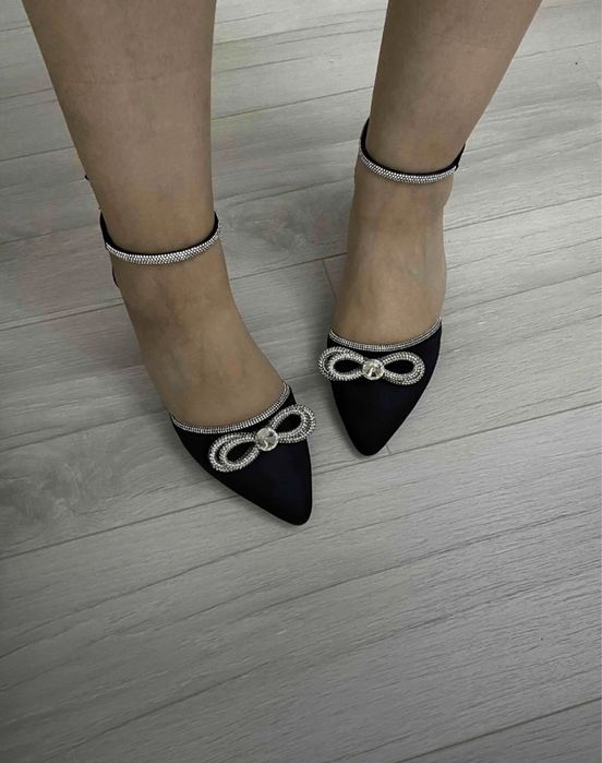 Елегантни черни обувки на ток с камъни и панделка-нови
