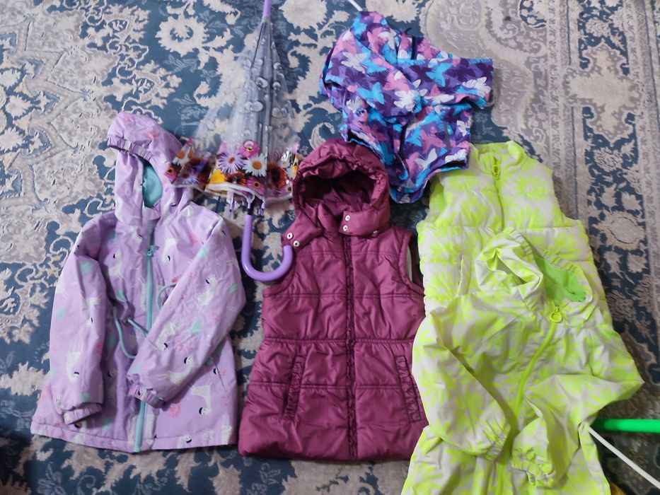 Продам на девочку куртки/жилетки на весну 5 лет