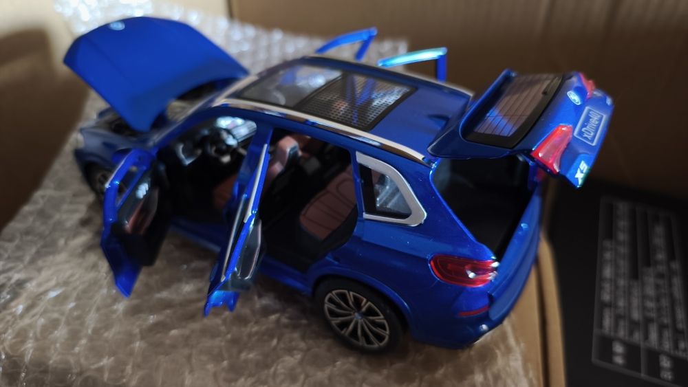 Macheta auto BMW X5, scara 1:24, metalica, noua