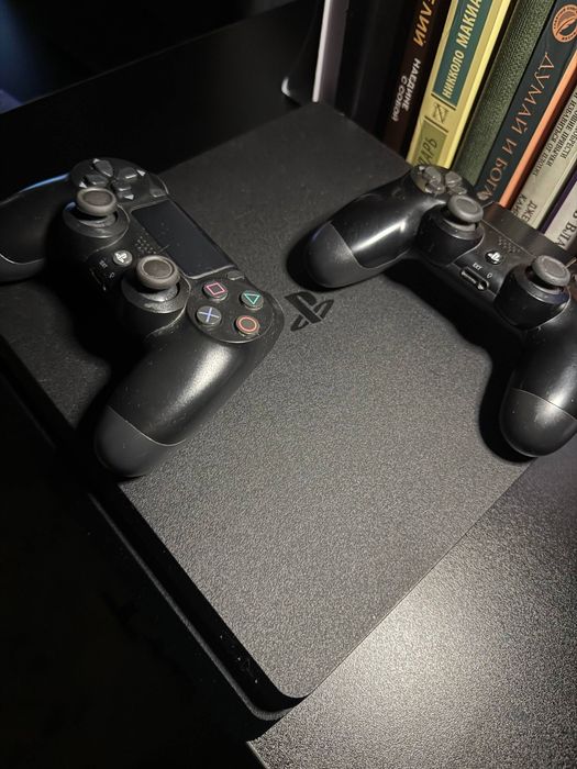 PS4 Slim 1TB + 2 джойстика + игры