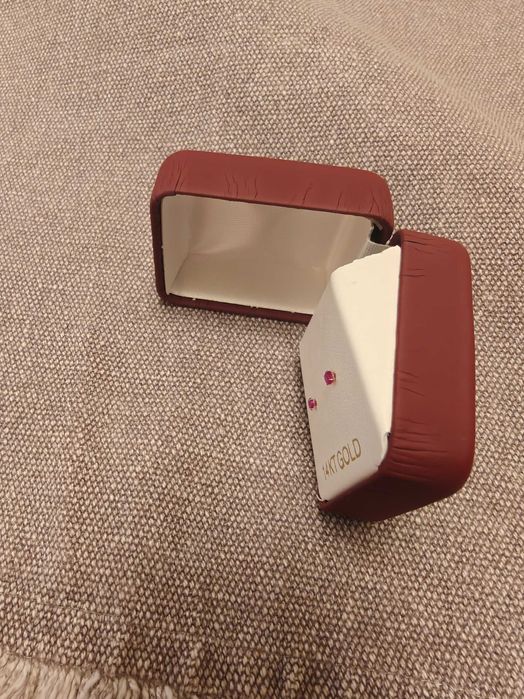 Златни обеци - елегантни с червен кристал