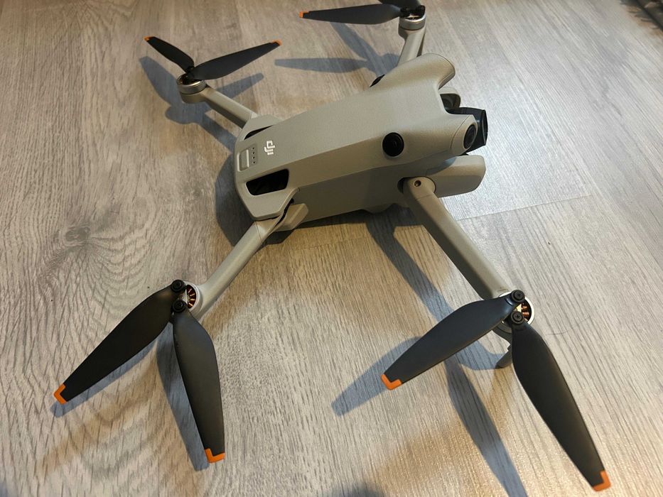 Drona DEFECTA DJI Mini 4 PRO Fly More Combo