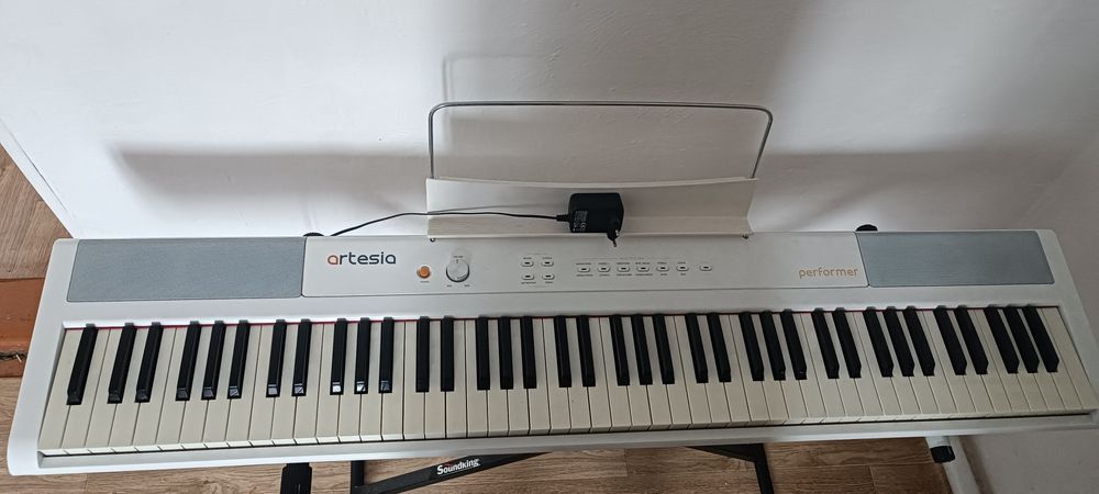 Продается синтезатор