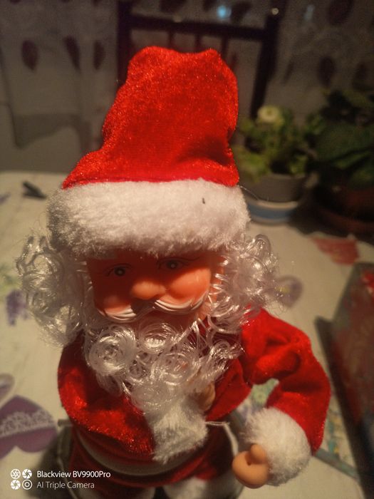 Mos craciun muzical in cutie aproape nou