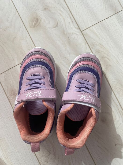 Продам детские кроссовки