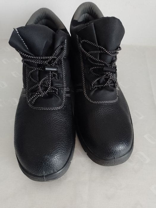 Bocanci de protecție cu bombeu metalic