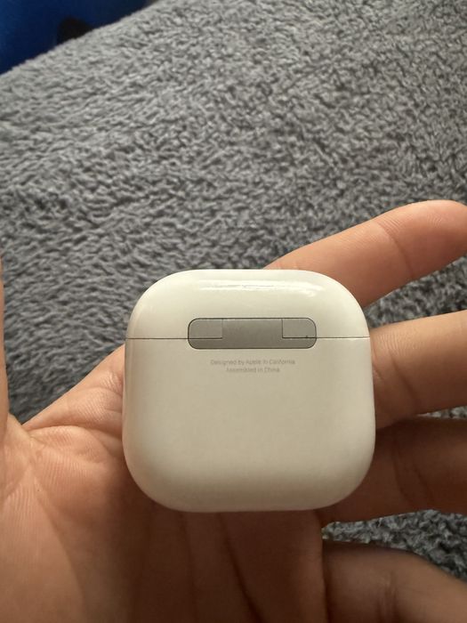 Airpods 4 înca in garantie