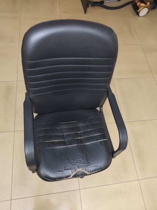 Кресло офисное, полностью рабочее.