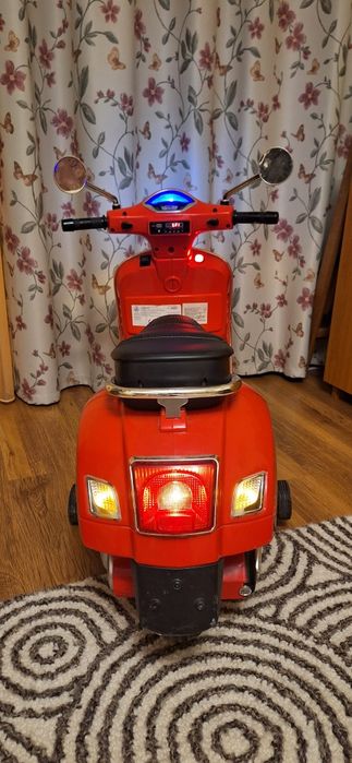 Scuter electric pentru copii Vespa