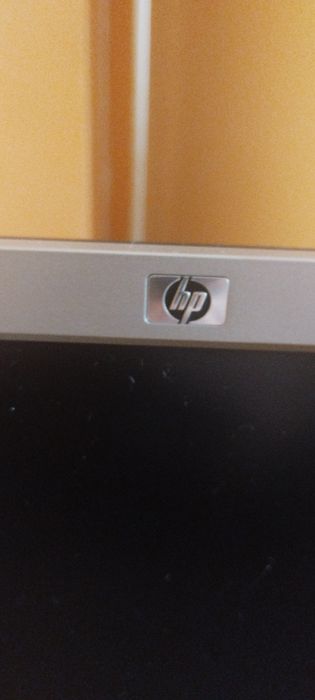 Монитор HP със стойка