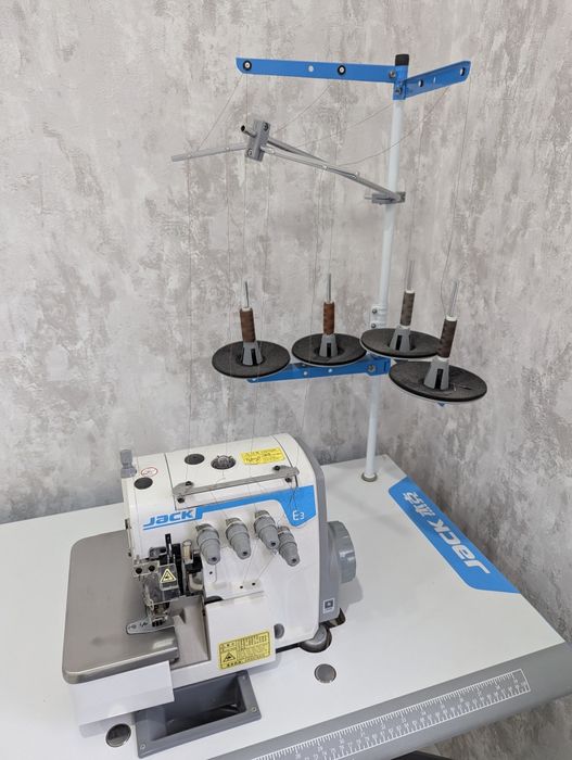 Продам промышленный оверлок Jack E3