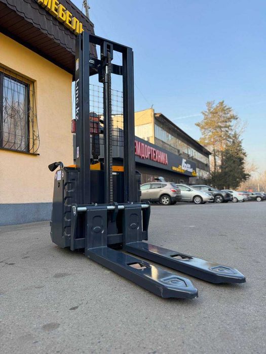 Самоходный, электрический штабелер,