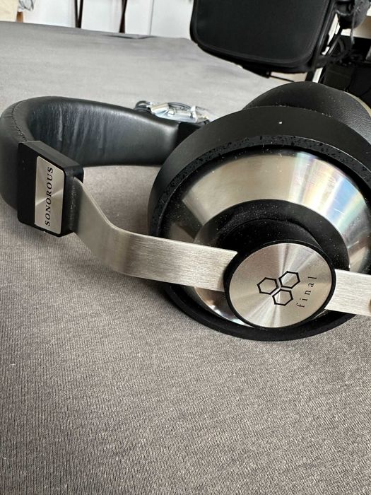 Слушалките Final Audio Sonorous IV