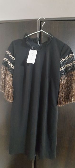 Rochie Moze neagra cu ciucurii aurii pe maneci