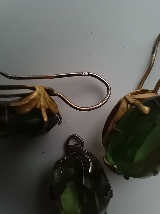 Cercei alama aurită cu pietre verzi