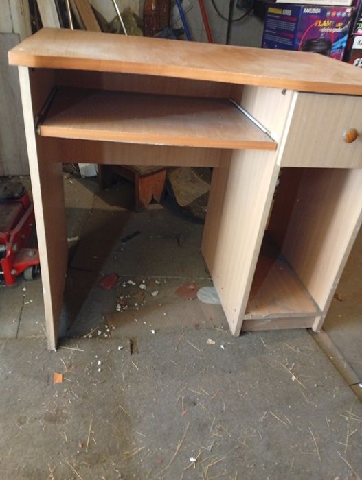 Продам компьютерный столик для школьника продам.