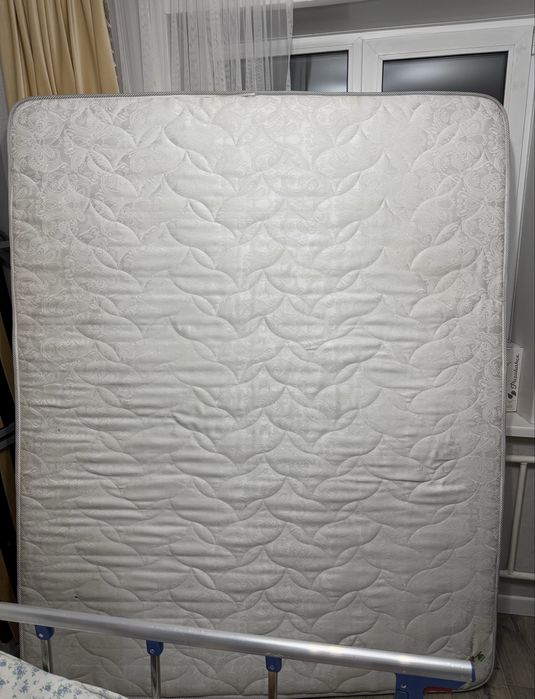 Продам матрас в хорошем состояний