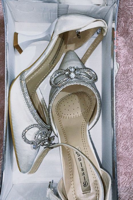 Продам белая туфли